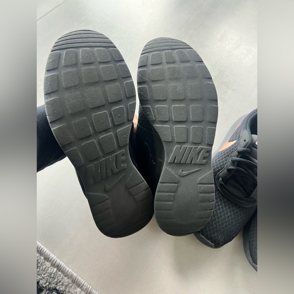 Bundle of 2 NIKE Tanjun Black Gold sneakers athletic size 7 running gym trainers - Picture 8 of 11